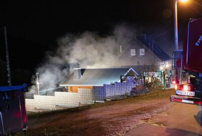 Großeinsatz der Feuerwehren: Schuppen in Olbernhau steht in Flammen - In Olbernhau kam es gestern am späten Abend zu einem Brand. Foto: B&S/Robert Butter