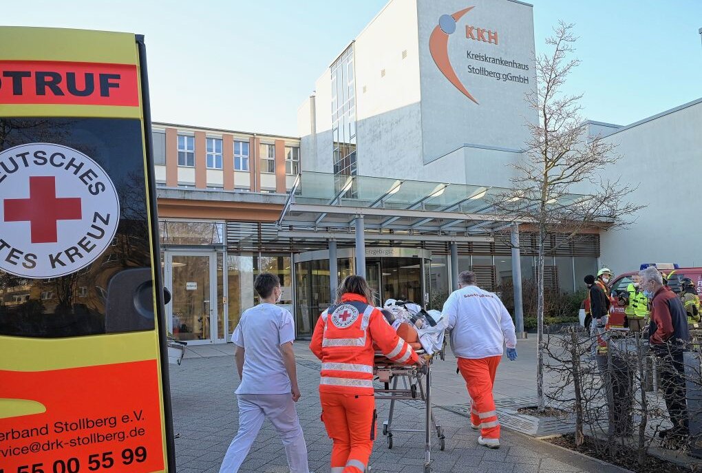 Großeinsatz der Rettungskräfte am Klinikum Stollberg - Am Erzgebirgsklinikum Stollberg ist am Freitag eine groß angelegte Übung gelaufen, um den Notfall zu trainieren. Foto: Ralf Wendland