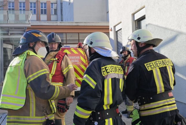 Großeinsatz der Rettungskräfte am Klinikum Stollberg - Am Erzgebirgsklinikum Stollberg ist am Freitag eine groß angelegte Übung gelaufen, um den Notfall zu trainieren. Foto: Ralf Wendland