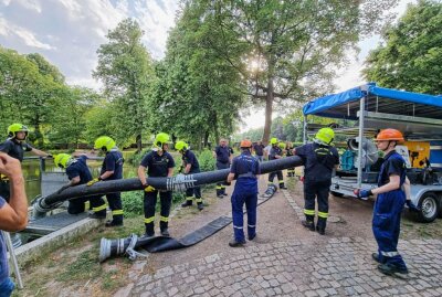 Großeinsatz der Rettungskräfte am Wasserschloss Klaffenbach - Hochwasserschutz-Übung bei 29 Grad Celsius am Wasserschloss Klaffenbach. Foto: Harry Härtel