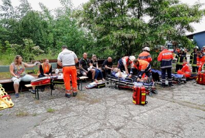Großeinsatz der Rettungskräfte in Frankenberg - In Frankenberg übten mehrere Einsatzkräfte Abläufe nach einem  Zugunfall. Foto: haertelpress
