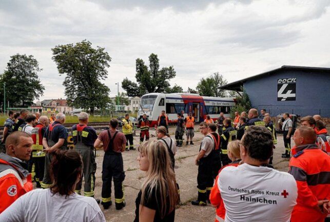 Großeinsatz der Rettungskräfte in Frankenberg - In Frankenberg übten mehrere Einsatzkräfte Abläufe nach einem  Zugunfall. Foto: haertelpress