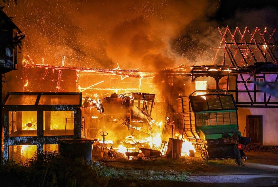 Großeinsatz der Rettungskräfte: Scheune steht im Vollbrand - In Bernsdorf stand am Montagabend eine Scheune in Brand. Foto: Andreas Kretschel