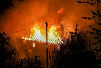 Großeinsatz der Rettungskräfte: Scheune steht im Vollbrand - In Bernsdorf stand am Montagabend eine Scheune in Brand. Foto: Andreas Kretschel