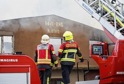 Großeinsatz für die Feuerwehr in Sachsen: Gebäude brennt lichterloh - Ein leerstehendes Gebäude brennt in Kittlitz - die Feuerwehr ist im Großeinsatz. Foto: LausitzNews.de / Jens Kaczmarek