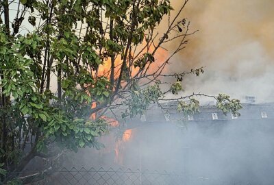 Großeinsatz in Bautzen: Gartenlaube steht in Vollbrand - Großeinsatz der Feuerwehr in Bautzen durch einen Laubenbrand. Foto: Jens Kaczmarek/ Lausitznews