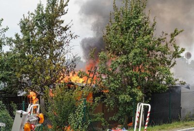 Großeinsatz in Bautzen: Gartenlaube steht in Vollbrand - Großeinsatz der Feuerwehr in Bautzen durch einen Laubenbrand. Foto: Jens Kaczmarek/ Lausitznews