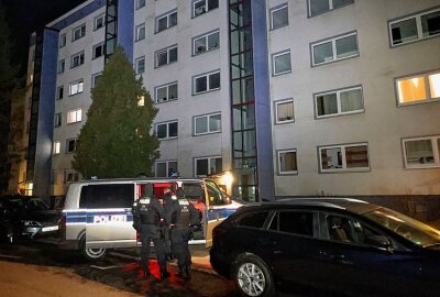 Großeinsatz in Chemnitz: Mehrfamilienhaus nach Drohung evakuiert - Am Samstagabend gab es einen Großeinsatz von Polizei, Feuerwehr und Rettungsdienst, nachdem ein Mann damit drohte, seine Wohnung anzuzünden. Foto: Harry Härtel