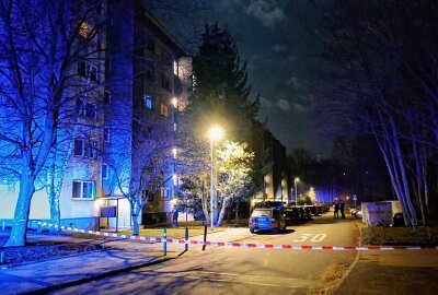 Großeinsatz in Chemnitz: Mehrfamilienhaus nach Drohung evakuiert - Am Samstagabend gab es einen Großeinsatz von Polizei, Feuerwehr und Rettungsdienst, nachdem ein Mann damit drohte, seine Wohnung anzuzünden. Foto: Harry Härtel
