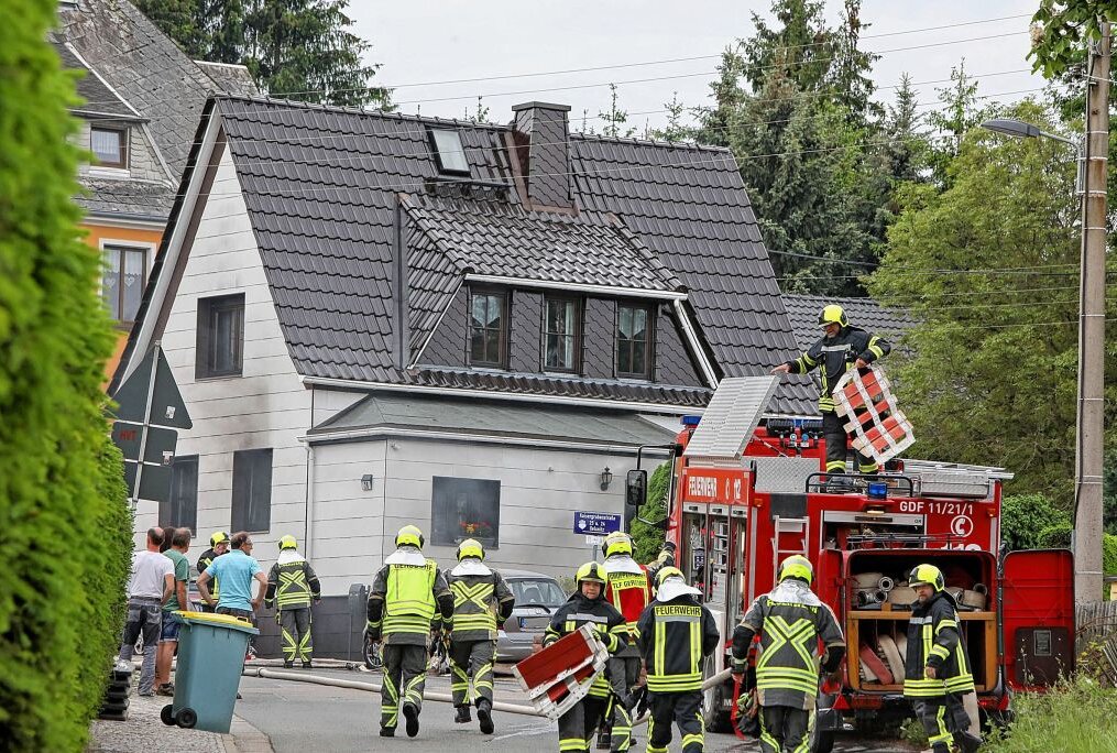 Großeinsatz in Gersdorf: Feuer im Einfamilienhaus - Ein Feuer war in Gersdorf ausgebrochen. Foto: Andreas Kretschel