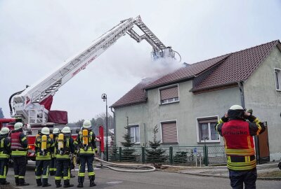 Großeinsatz in Großkoschen: Dachstuhl steht in Flammen - Am Samstagmorgen gegen 6.40 Uhr kam es in der Alten Schulstraße in Großkoschen zu einem Gebäudebrand. Foto: xcitepress