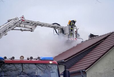 Großeinsatz in Großkoschen: Dachstuhl steht in Flammen - Am Samstagmorgen gegen 6.40 Uhr kam es in der Alten Schulstraße in Großkoschen zu einem Gebäudebrand. Foto: xcitepress