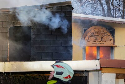Großeinsatz in Hohndorf: Wohnhaus in letzter Minute vor den Flammen gerettet - Am Freitag gegen 15 Uhr ist ein Feuer in Hohndorf ausgebrochen, welches auch auf ein Wohnhaus überging. Foto: Andreas Kretschel