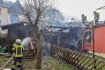 Großeinsatz in Hohndorf: Wohnhaus in letzter Minute vor den Flammen gerettet - Am Freitag gegen 15 Uhr ist ein Feuer in Hohndorf ausgebrochen, welches auch auf ein Wohnhaus überging. Foto: Andreas Kretschel