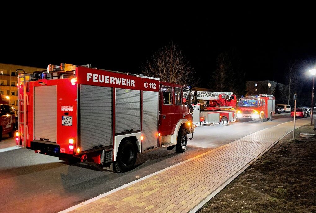 Am Montagabend fuhren mehrere Feuerwehrfahrzeuge nach Schwarzenberg OT Heide aus. Foto: Daniel Unger