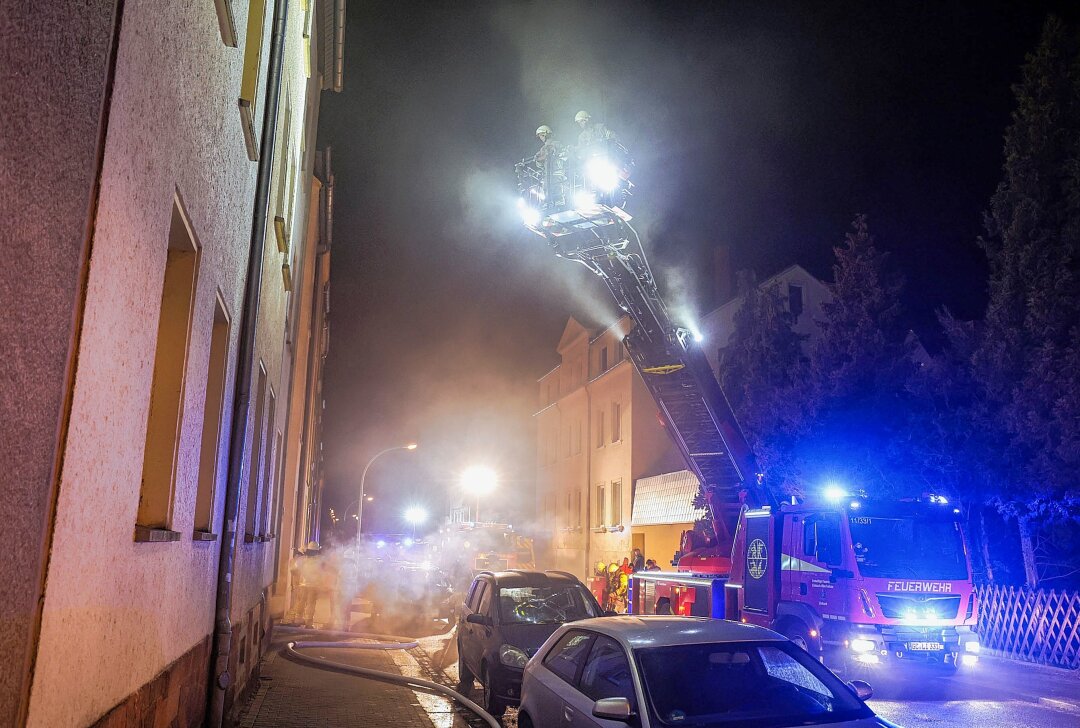 Großeinsatz: Kellerbrand in Mehrfamilienhaus in Limbach-Oberfrohna - Kellerbrand löst Großeinsatz der Feuerwehr aus. Foto: Andreas Kretschel