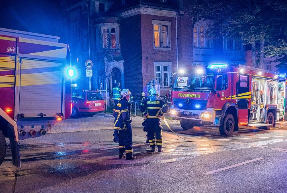 Großeinsatz von Feuerwehr und Rettungsdienst in Auerbach - Am Donnerstagabend gegen 22 Uhr wurden die Kameraden der Freiwilligen Feuerwehr Auerbach zu einem Großeinsatz gerufen. Foto: B&S David Rötzschke