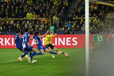 Großer Abend in Dortmund: BVB zieht ins Halbfinale ein - Schoss die Dortmunder aus spitzem Winkel in Führung: Julian Brandt (r).