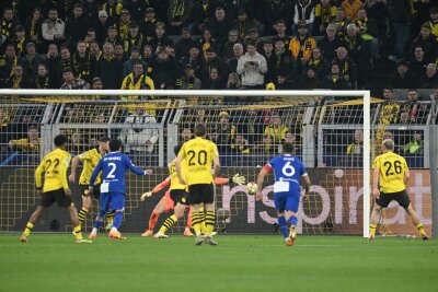 Großer Abend in Dortmund: BVB zieht ins Halbfinale ein - Dortmund-Verteidiger Mats Hummels (verdeckt) brachte Atlético mit einem Eigentor zurück ins Spiel.