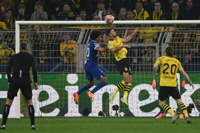 Großer Abend in Dortmund: BVB zieht ins Halbfinale ein - BVB-Stürmer Niclas Füllkrug (M) im Kopfballduell mit dem Ex-Dortmunder Axel Witsel (l).