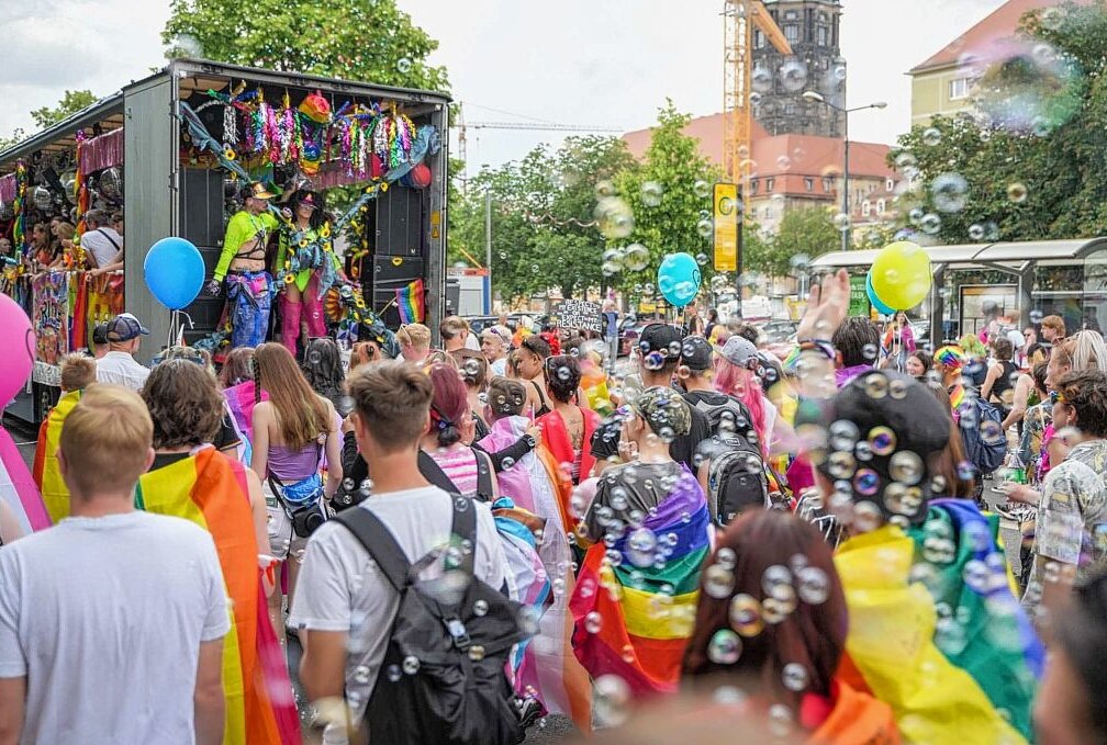 Großer Andrang bei CSD Parade in Dresden - Tausende Menschen demonstrieren derzeit anlässlich des "Christopher Street Day" mit einer stimmungsvollen, bunten Parade für die Rechte von Lesben, Schwulen, Bisexuellen und Trans-Menschen. Foto: xcitepress