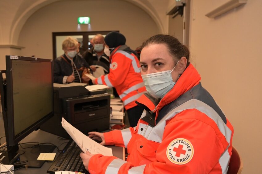 Christina Frank vom DRK Aue-Schwarzenberg gehört zum mobilen Impfteam und war heute in Zwönitz im Einsatz. Foto: Ralf Wendland