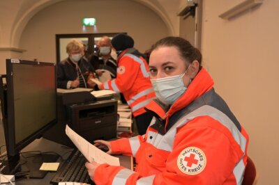 Christina Frank vom DRK Aue-Schwarzenberg gehört zum mobilen Impfteam und war heute in Zwönitz im Einsatz. Foto: Ralf Wendland
