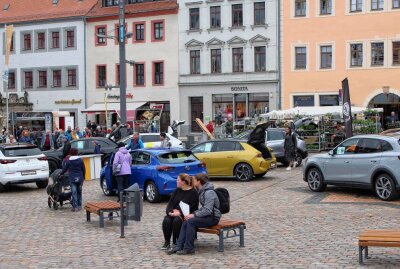 Großer Andrang in Freiberg: 300-jähriges Postmeilensäulen-Jubiläum gefeiert - Neuwagenshow am Obermarkt. Foto: Renate Fischer