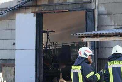 Großer Brand in Lagerhalle - Löscharbeiten dauern an - Einsatzkräfte der Feuerwehr löschen den Brand. Foto: xcitepress/XCitePress