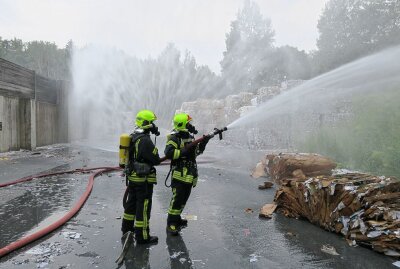 Großer Feuerwehreinsatz in Annaberg: Was war passiert? - In drei Abschnitten wurden verschiedene Szenarios geübt. Foto: Niko Mutschmann