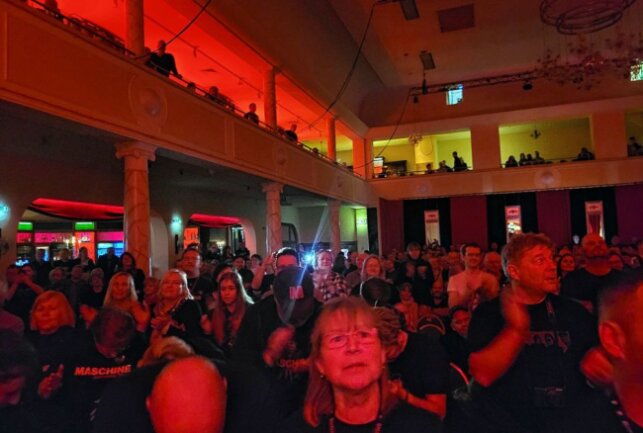 Großer "Maschine"-Tag im Freiberger Tivoli - Die Fans während des Konzertes. Foto: Maik Bohn