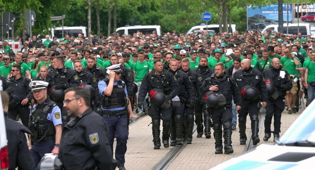 Gestern ereignete sich ein großer Polizeieinsatz anlässlich des Sachsenpokalfinales in Chemnitz. Foto: Harry Haertel