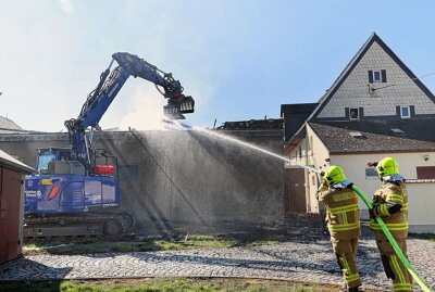 Großer Scheunenbrand in Erlau - Über 100 Einsatzkräfte vor Ort - Großer Brand in Erlau. Foto: Harry Härtel