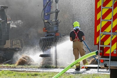 Großer Scheunenbrand in Erlau - Über 100 Einsatzkräfte vor Ort - Großer Brand in Erlau. Foto: Harry Härtel