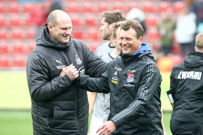 (v.l.) Sportdirektor David Wagner (Zwickau) und Trainer Claus Schromm (Unterhaching).