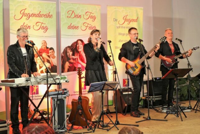 Großer Tag für junge Menschen in Flöha - Für die perfekte musikalische Begleitung sorgte die Happy-Feeling-Band aus Fraureuth. Foto: Knut Berger