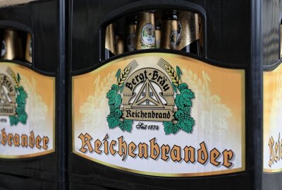 Großes Berg(t)-Geschrei um Chemnitzer Traditions-Biermarke - Das herkömmliche Reichenbrander Bier darf weiterhin verkauft werden. Hiier ist der Name Bergt-Bräu seit 1874 integriert. Foto: Peggy Schellenberger