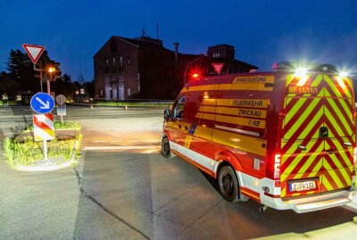 Großes Dach eingestürzt: Feuerwehr und THW in Zwickau im Einsatz - In Zwickau ist ein Dach eingestürzt. Foto: André März