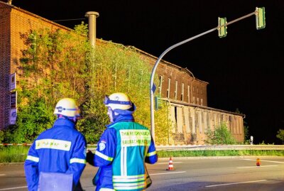 Großes Dach eingestürzt: Feuerwehr und THW in Zwickau im Einsatz - In Zwickau ist ein Dach eingestürzt. Foto: André März