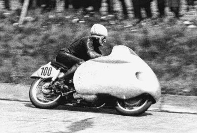 Großes Jubiläum im Motorsport: 75 Jahre MotoGP - Teil 2 - Hermann-Paul Müller wurde 1955 mit 45 Jahren ältester Motorrad-Weltmeister. Foto: Günter Geyler / Archiv Thorsten Horn