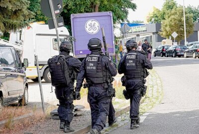 Großes Polizeiaufgebot vor dem Chemnitzer Jobcenter - Polizisten üben für den Ernstfall. Foto: Harry Härtel