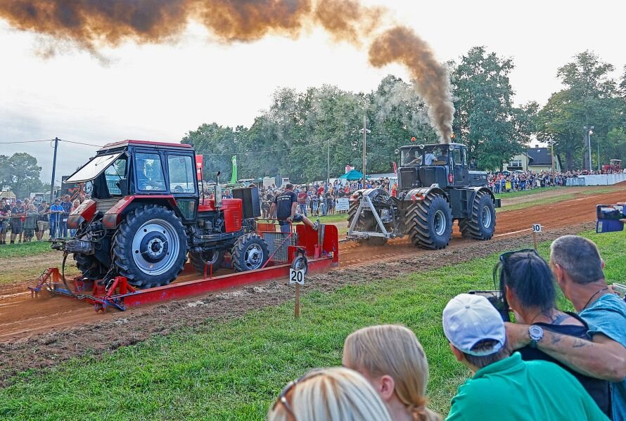 Großes Treffen für Landmaschinenfans: Traktoren begeisterten tausende Besucher - Die Zugwettbewerbe waren wieder ein Besuchermagnet. Foto: Markus Pfeifer