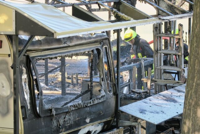 Über 14 Wohnwagen sollen bei einem Brand an der Koberbachtalsperre abgebrannt sein. Foto: Niko Mutschmann