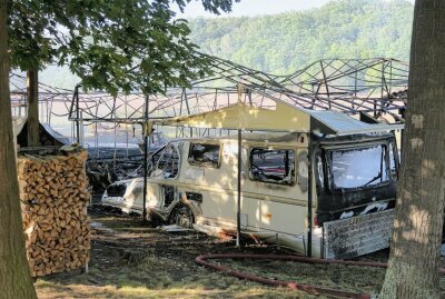 Großfeuer auf Campingplatz: 14 Wohnwagen brennen ab - Über 14 Wohnwagen sollen bei einem Brand an der Koberbachtalsperre abgebrannt sein. Foto: Niko Mutschmann