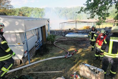 Großfeuer auf Campingplatz: 14 Wohnwagen brennen ab - Über 14 Wohnwagen sollen bei einem Brand an der Koberbachtalsperre abgebrannt sein. Foto: Niko Mutschmann