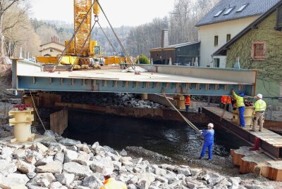 Großkran lässt neue Dittersdorfer Bahnbrücke durch die Luft schweben - Über dem Fluss brachten Arbeiter die Stahlteile in ihre endgültige Position. Foto: Andreas Bauer