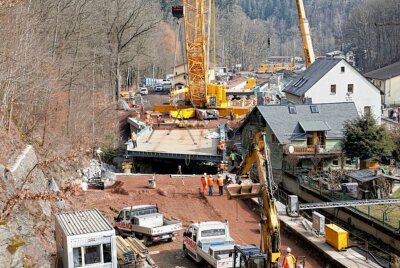 Großkran lässt neue Dittersdorfer Bahnbrücke durch die Luft schweben -  Einhub von Brückenteilen Foto: Jan Haertel