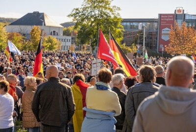 Großprotest gegen Energiepolitik, steigende Energiekosten und Waffenlieferungen in Plauen - In Plauen kam es zu einer Demonstration, an der etwa 3000 Menschen teilnahmen. Foto: B&S