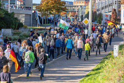 Großprotest gegen Energiepolitik, steigende Energiekosten und Waffenlieferungen in Plauen - In Plauen kam es zu einer Demonstration, an der etwa 3000 Menschen teilnahmen. Foto: B&S