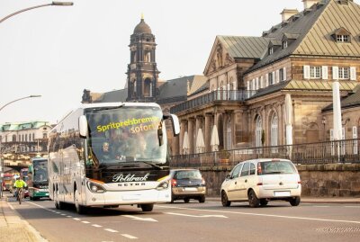Großprotest wegen Rekordspritpreisen: Dutzende LKW und Busse rollen durch Dresden - Am Freitagnachmittag fand pünktlich zum Feierabendverkehr ein großer Protest mitten in der Dresdner Innenstadt statt. Foto: B&S
